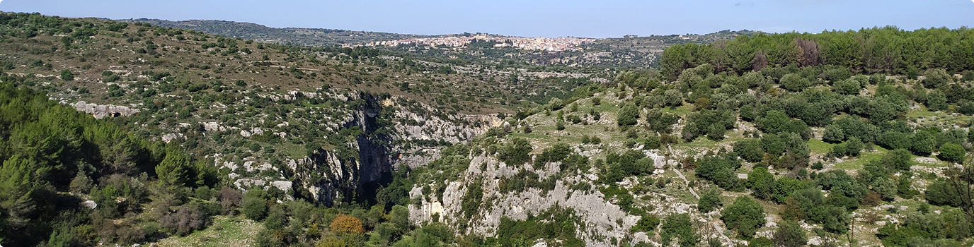 Panorama della Valle dell’Anapo con le pareti rocciose della necropoli